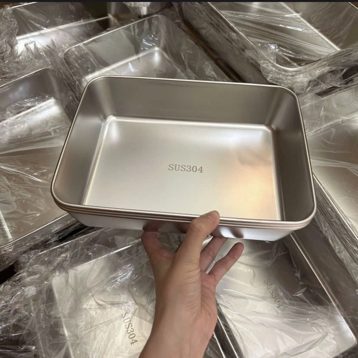 304 rozsdamentes acél ételtároló doboz, 2500 ml kapacitással – Biztonságos és praktikus megoldás az élelmiszerek tárolására (25×20×6 cm)
